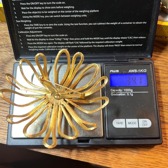 Vintage Large Unsigned Coro Brushed Gold-Tone Flower Daisy Open Work Brooch - Picture 14 of 17